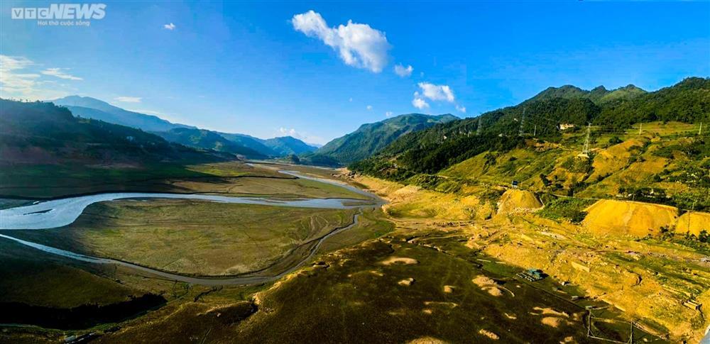 Thuyền bè ‘nằm chờ chết’ dưới lòng hồ thuỷ điện lớn nhất Việt Nam-9