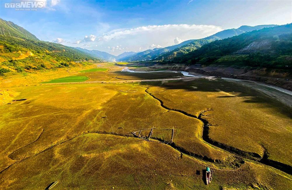 Thuyền bè ‘nằm chờ chết’ dưới lòng hồ thuỷ điện lớn nhất Việt Nam-10