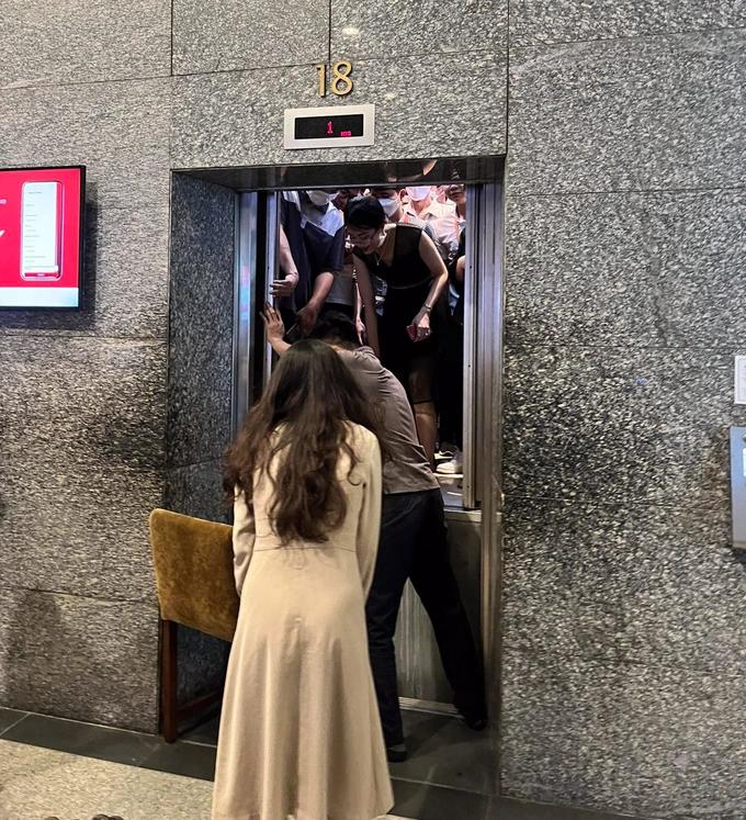4 lần dừng thang máy vì mất điện ở Hà Nội: Cô gái kể phút mắc kẹt nghẹt thở-1