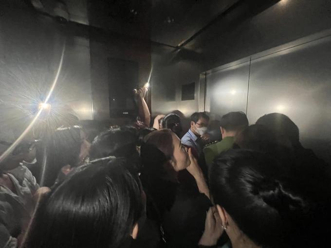 4 lần dừng thang máy vì mất điện ở Hà Nội: Cô gái kể phút mắc kẹt nghẹt thở-2