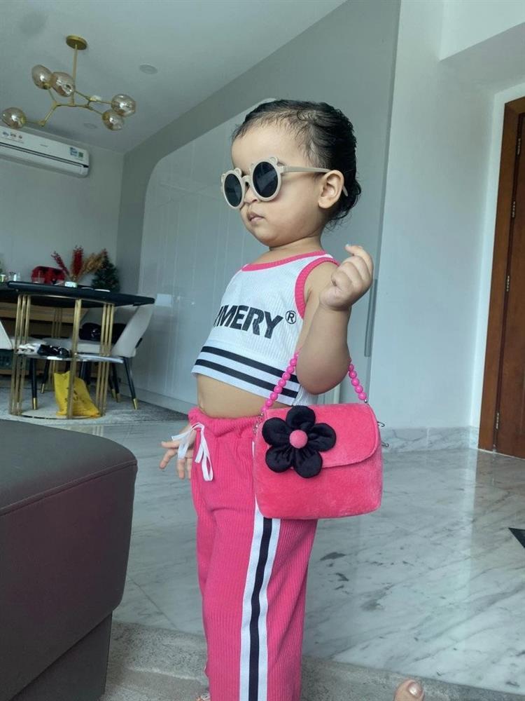 Võ Hạ Trâm để bà vú lên đồ cho con gái lai Ấn, 23 tháng nghệ như 5 tuổi-1