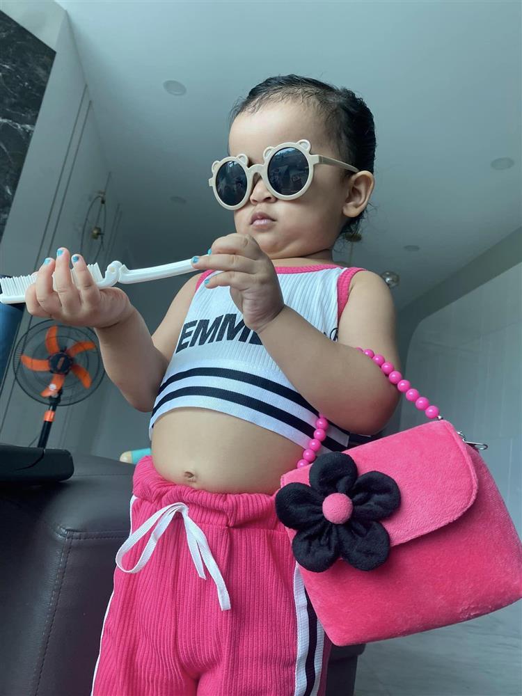 Võ Hạ Trâm để bà vú lên đồ cho con gái lai Ấn, 23 tháng nghệ như 5 tuổi-2