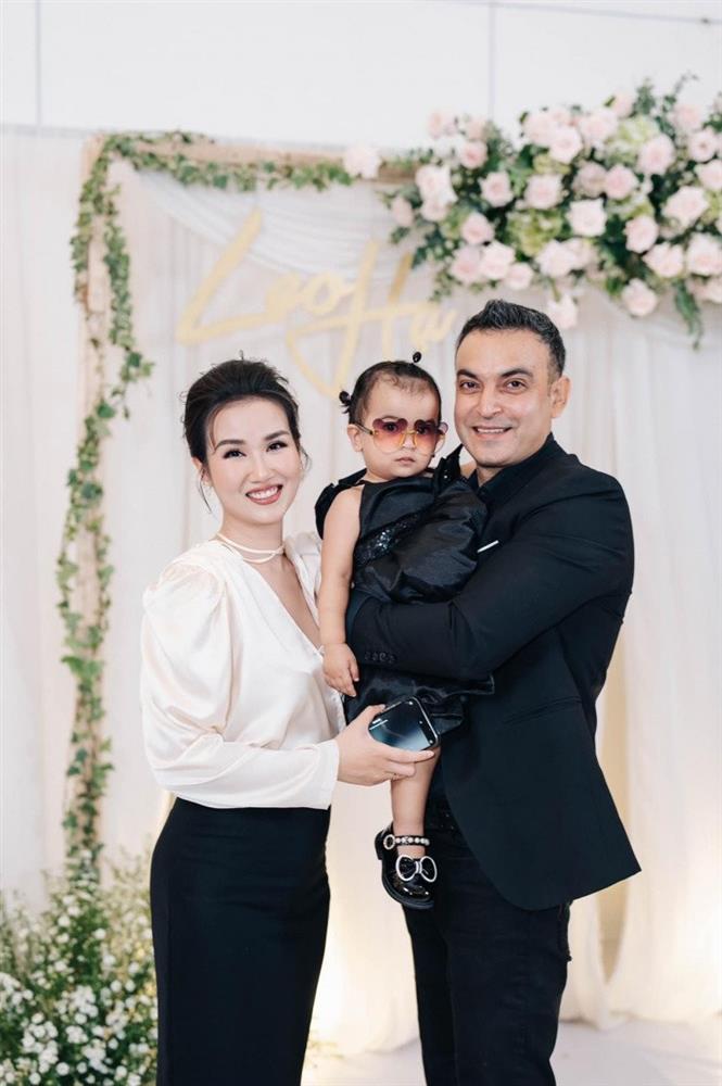 Võ Hạ Trâm để bà vú lên đồ cho con gái lai Ấn, 23 tháng nghệ như 5 tuổi-4