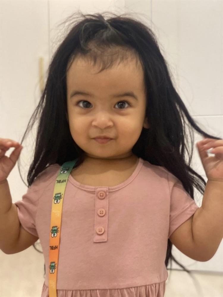 Võ Hạ Trâm để bà vú lên đồ cho con gái lai Ấn, 23 tháng nghệ như 5 tuổi-7