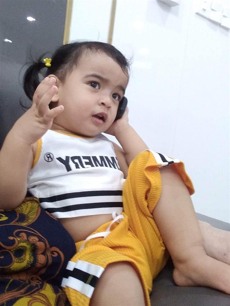 Võ Hạ Trâm để bà vú lên đồ cho con gái lai Ấn, 23 tháng nghệ như 5 tuổi-8