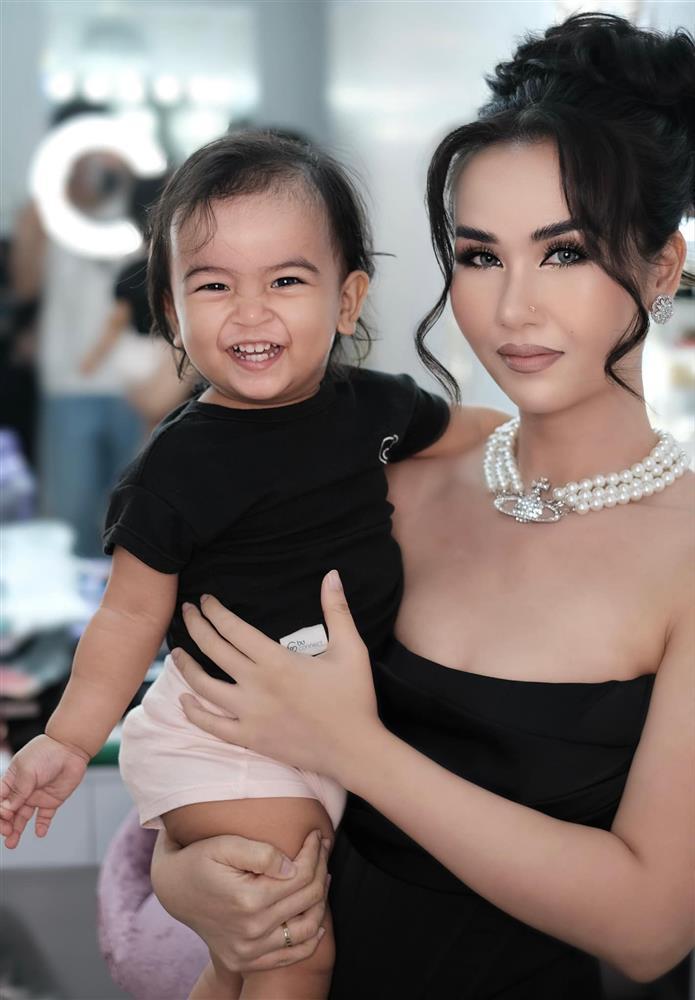 Võ Hạ Trâm để bà vú lên đồ cho con gái lai Ấn, 23 tháng nghệ như 5 tuổi-9