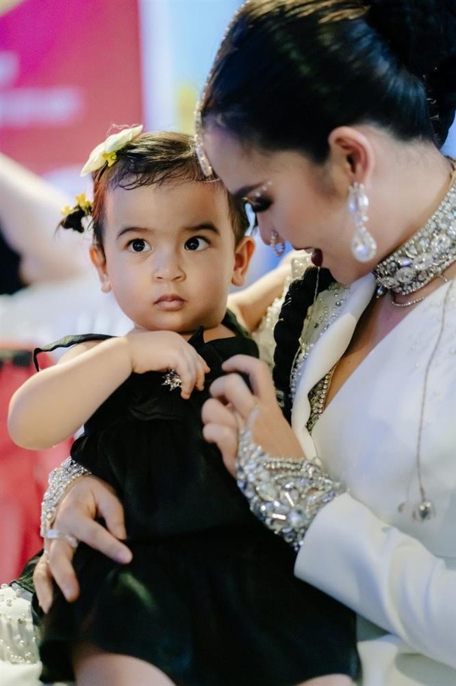 Võ Hạ Trâm để bà vú lên đồ cho con gái lai Ấn, 23 tháng nghệ như 5 tuổi-10