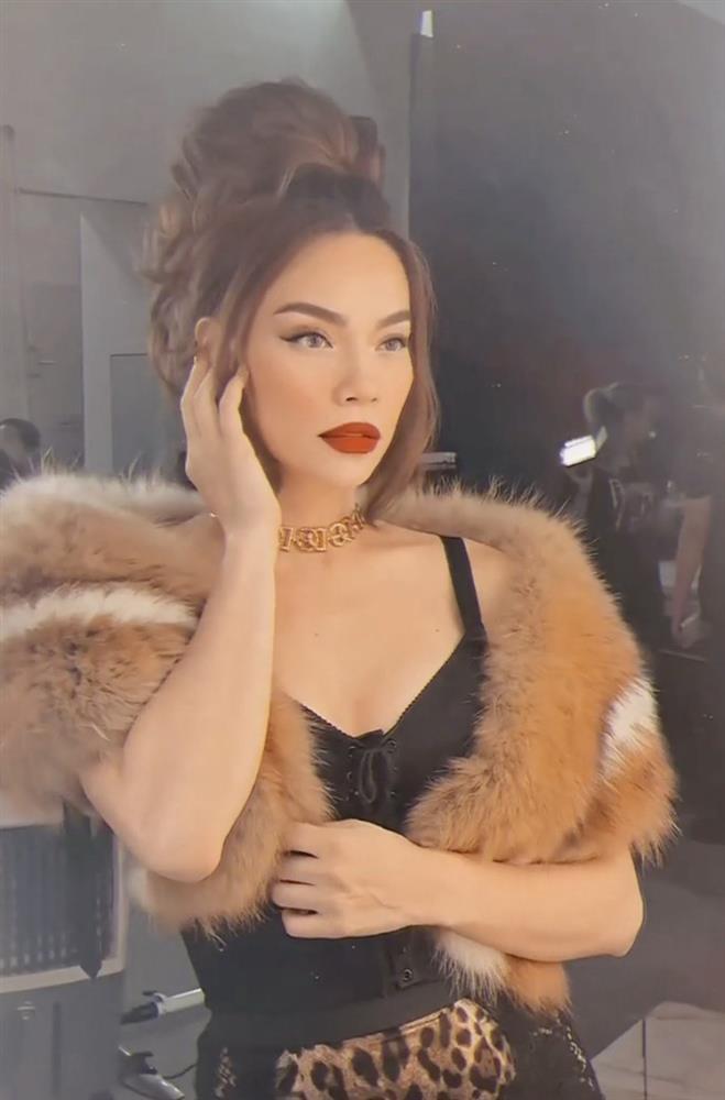 Cùng son đỏ, Hà Hồ đánh lên mãi keo, Đỗ Thị Hà như drama phim cung đấu-1