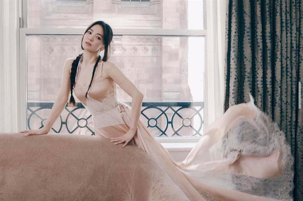 Song Hye Kyo kiêu sa hút hồn tại Pháp, Song Joong Ki hồi hộp sắp làm bố-4