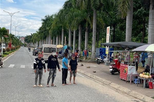 Đi dạo ở quảng trường, thiếu niên 14 tuổi bị 15 người đuổi đánh tử vong-1