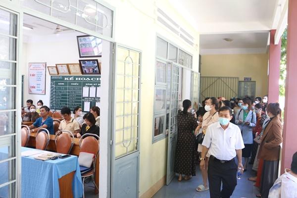 Hà Nội: Học sinh lớp 1 bị bỏ quên 30 phút trên xe đưa đón-1