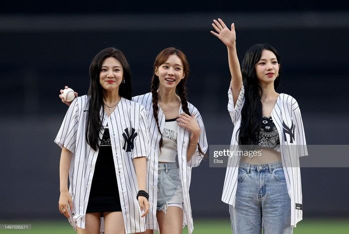 Ảnh chưa chỉnh sửa aespa ném bóng mở màn ở New York gây xôn xao-4