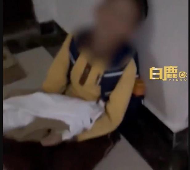 Bố mẹ ly hôn, con trai 8 tuổi đứng cửa đợi mẹ về xin ngủ cùng gây xúc động-1