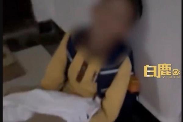 Người phụ nữ quỳ 6 tiếng dưới nắng nóng, cầm biển van xin chồng cũ tái hôn-3