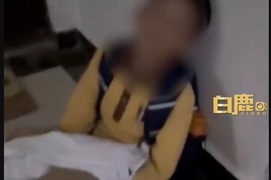 Bố mẹ ly hôn, con trai 8 tuổi đứng cửa đợi mẹ về xin ngủ cùng gây xúc động