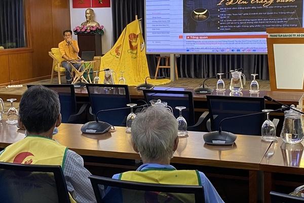 Nữ sinh bị mẹ của bạn đánh tới tấp trên đường đi chơi-4