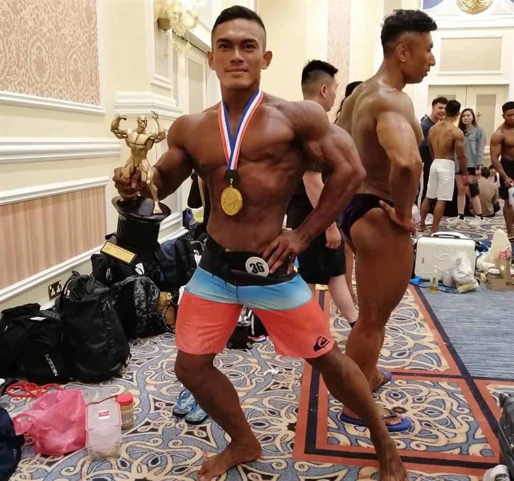 Cởi trần khoe 6 múi, chàng trai bán sầu riêng ngay lập tức gây sốt-2