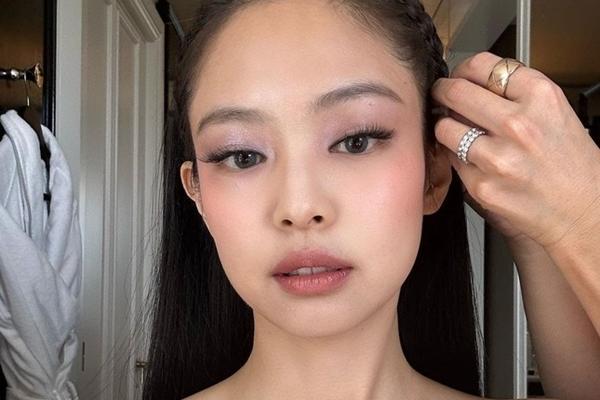 Bóc giá bộ đồ gây sóng gió cho Jennie (BlackPink) trong phim 18+-11