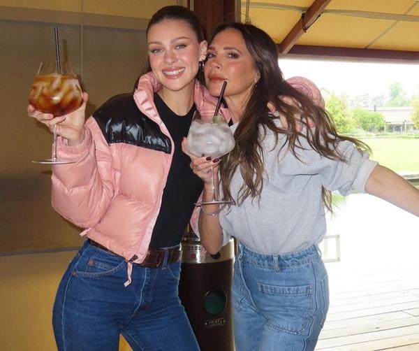 Con dâu Beckham mặc đồ trong suốt xuống phố-3