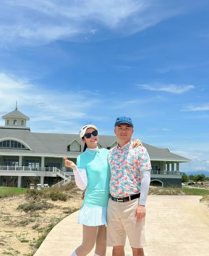 Hoa hậu Ngọc Hân hiếm hoi cho chồng kém tuổi lên sóng-1