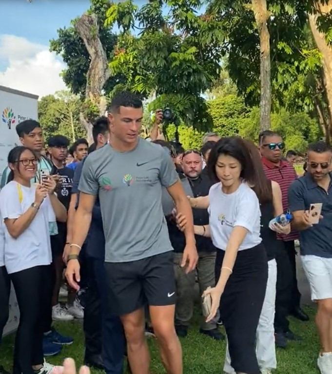 Hành động kém duyên của MC nổi tiếng khiến Ronaldo khó chịu ra mặt-1