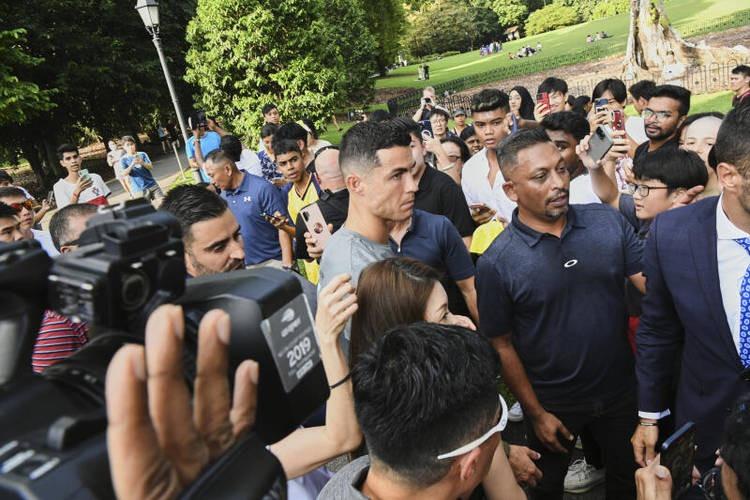 Hành động kém duyên của MC nổi tiếng khiến Ronaldo khó chịu ra mặt-2