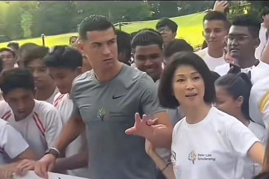 Hành động kém duyên của MC nổi tiếng khiến Ronaldo khó chịu ra mặt-3