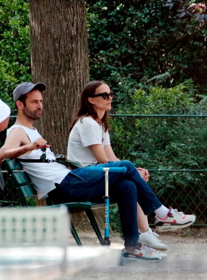 Natalie Portman gặp chồng trong công viên sau tin bị cắm sừng-1