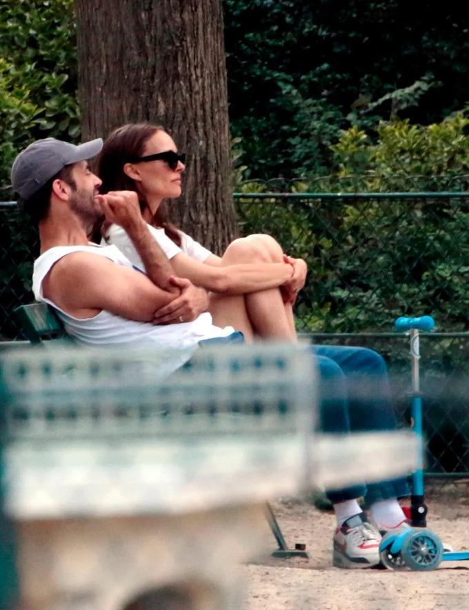 Natalie Portman gặp chồng trong công viên sau tin bị cắm sừng-3