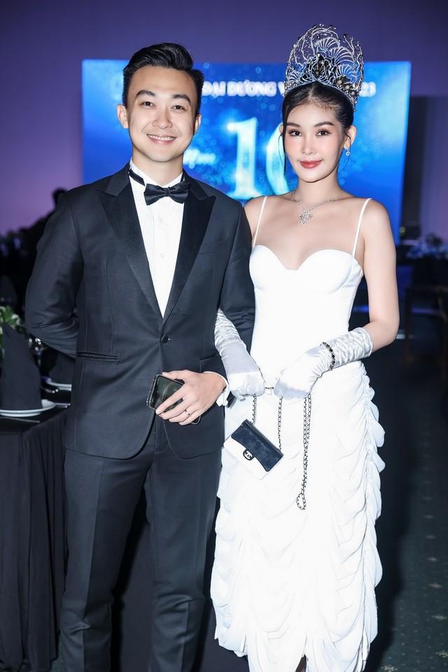 Lê Âu Ngân Anh được chồng cúi người chỉnh váy giúp giữa nghi vấn mang thai-1