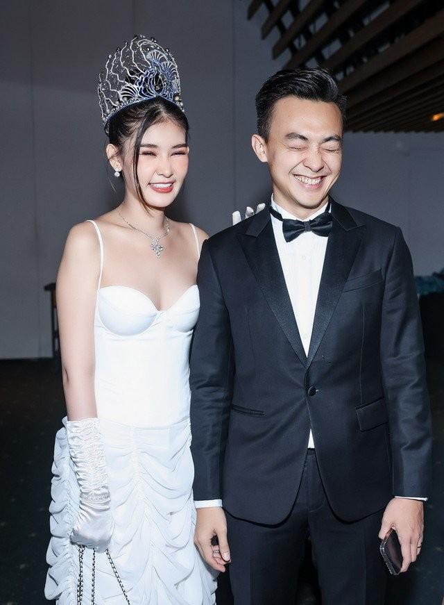 Lê Âu Ngân Anh được chồng cúi người chỉnh váy giúp giữa nghi vấn mang thai-2