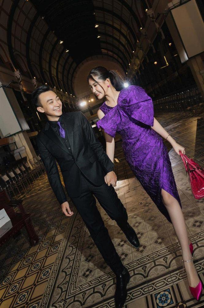 Lê Âu Ngân Anh được chồng cúi người chỉnh váy giúp giữa nghi vấn mang thai-7