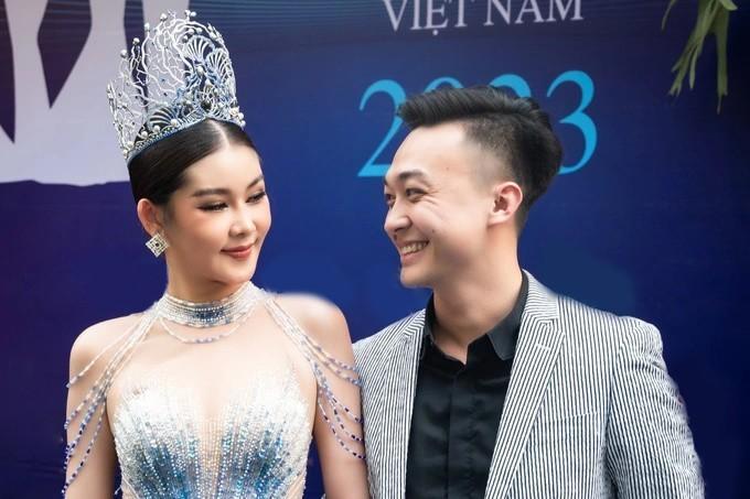 Lê Âu Ngân Anh được chồng cúi người chỉnh váy giúp giữa nghi vấn mang thai-8