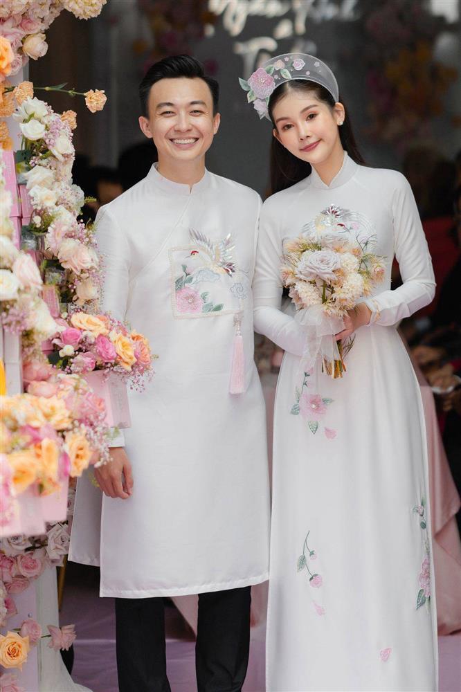 Lê Âu Ngân Anh được chồng cúi người chỉnh váy giúp giữa nghi vấn mang thai-9