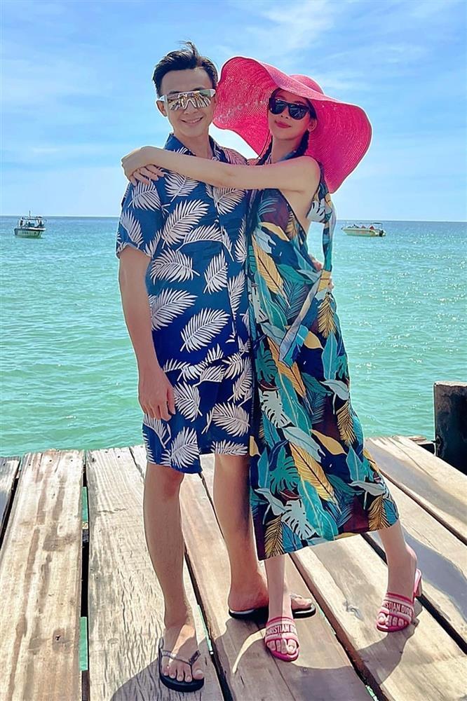 Lê Âu Ngân Anh được chồng cúi người chỉnh váy giúp giữa nghi vấn mang thai-10