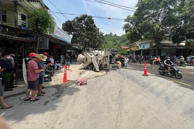 Xe bồn chở bê tông bị lật, đè chết 2 vợ chồng cùng một con nhỏ-2