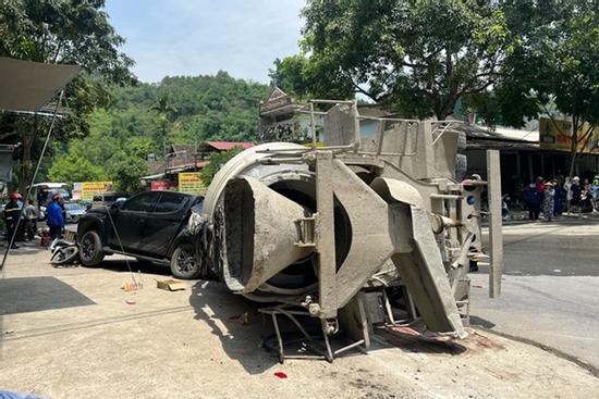 Xe bồn chở bê tông bị lật, đè chết 2 vợ chồng cùng một con nhỏ