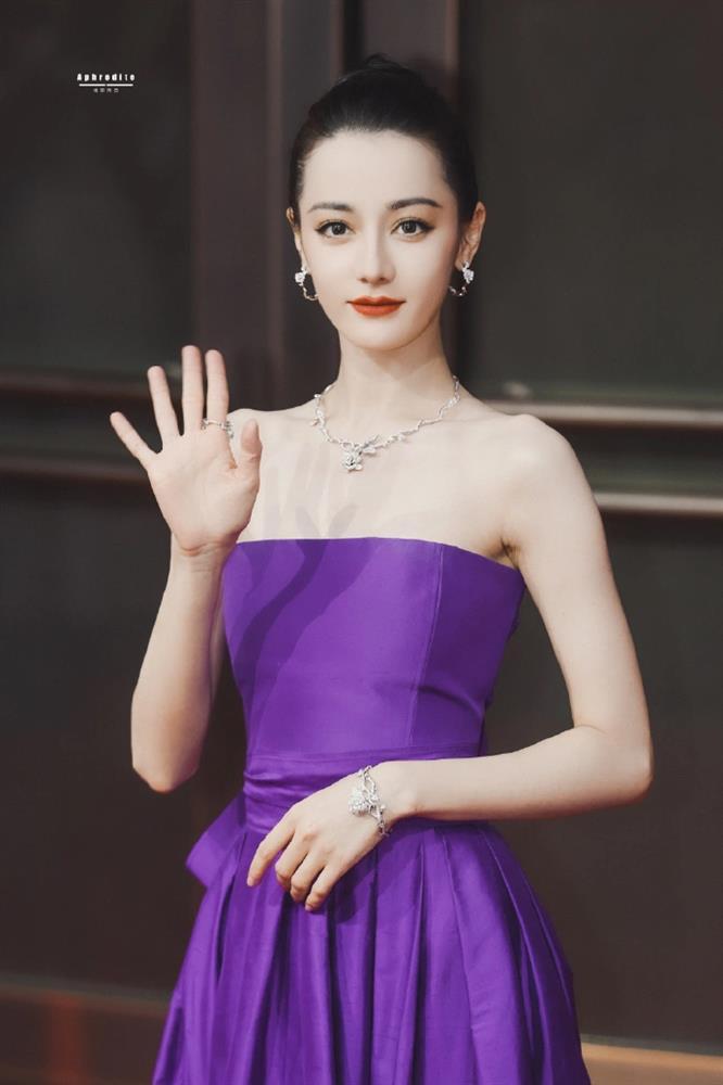 Địch Lệ Nhiệt Ba diện lễ phục tím, hóa thân thành quý cô thanh lịch-1