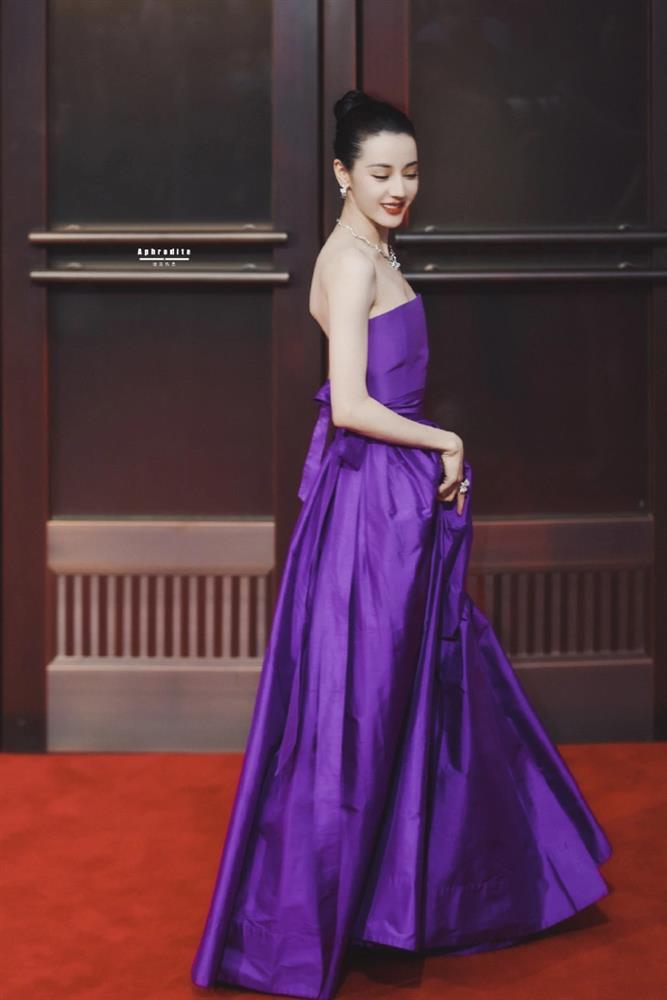 Địch Lệ Nhiệt Ba diện lễ phục tím, hóa thân thành quý cô thanh lịch-2