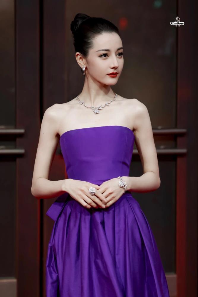 Địch Lệ Nhiệt Ba diện lễ phục tím, hóa thân thành quý cô thanh lịch-3