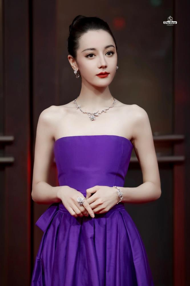 Địch Lệ Nhiệt Ba diện lễ phục tím, hóa thân thành quý cô thanh lịch-4