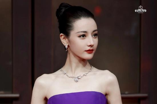 Địch Lệ Nhiệt Ba diện lễ phục tím, hóa thân thành quý cô thanh lịch