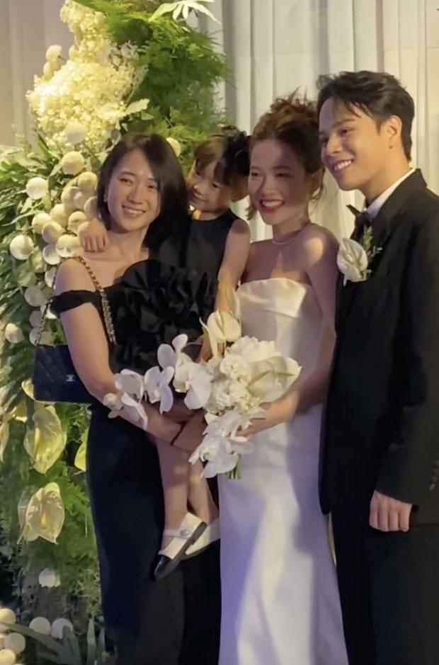 Con gái JustaTee chiếm spotlight khi cùng mẹ dự đám cưới-1