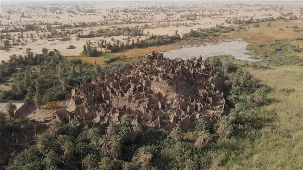 Những pháo đài cổ bí ẩn trong lòng sa mạc lớn nhất thế giới-1