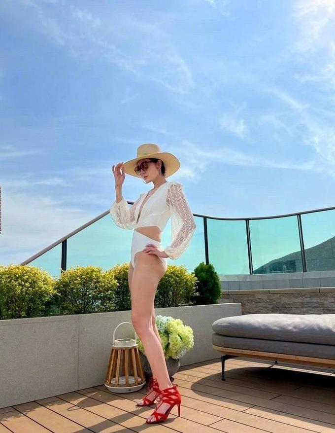 Eo con kiến, tự tin mặc áo tắm ở tuổi U60 nhờ yoga của Hoa hậu Lý Gia Hân-9