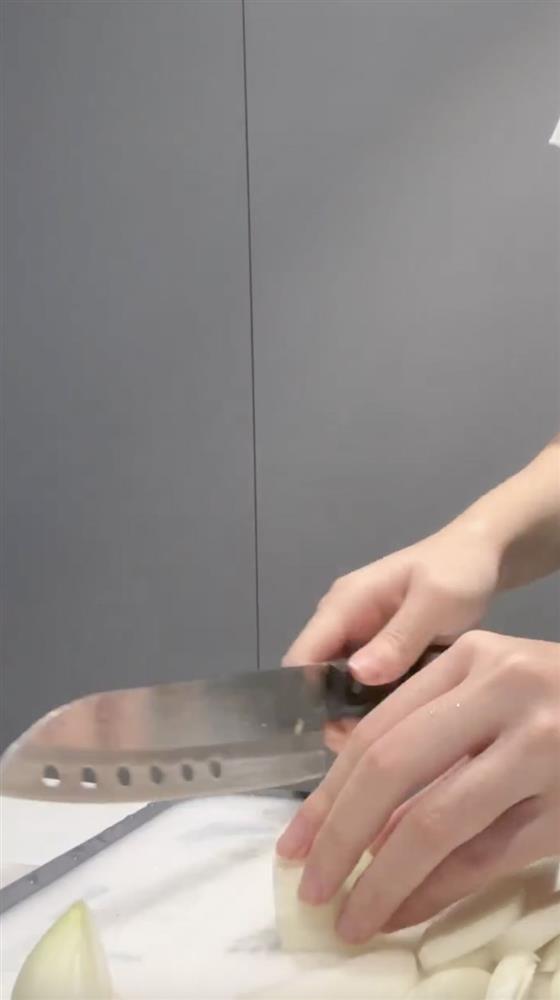 Lọ Lem thể hiện trình nấu ăn không phải dạng vừa-3