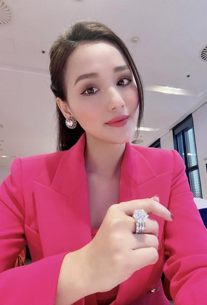 Lã Thanh Huyền sắm trang sức 100 tỷ, cho Mai Phương Thúy mượn nhẫn kim cương-7