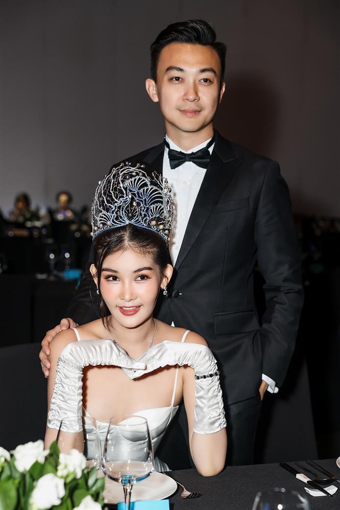 Ngân Anh gợi cảm bên ông xã, Trịnh Kim Chi U50 diện váy lệch vai-2