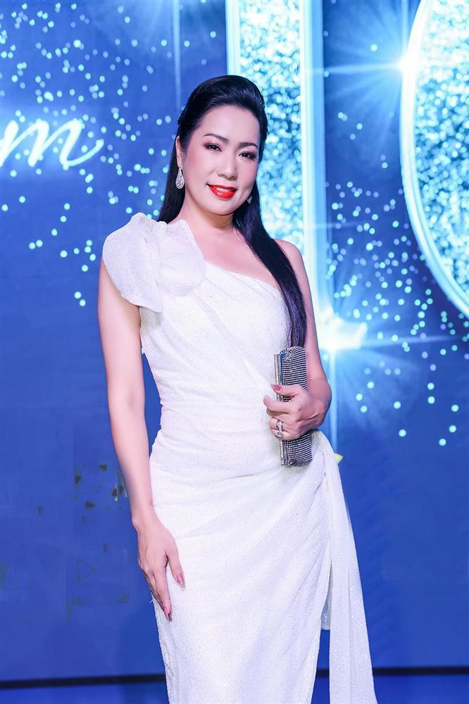 Ngân Anh gợi cảm bên ông xã, Trịnh Kim Chi U50 diện váy lệch vai-5