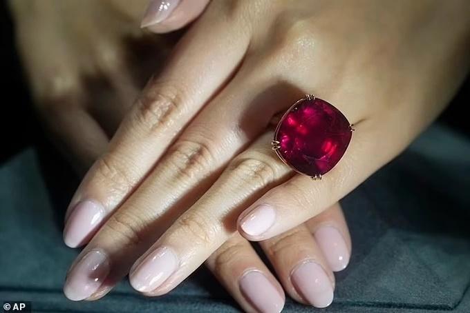 Viên hồng ngọc lớn nhất thế giới đạt mức giá kỷ lục 34,8 triệu USD-2